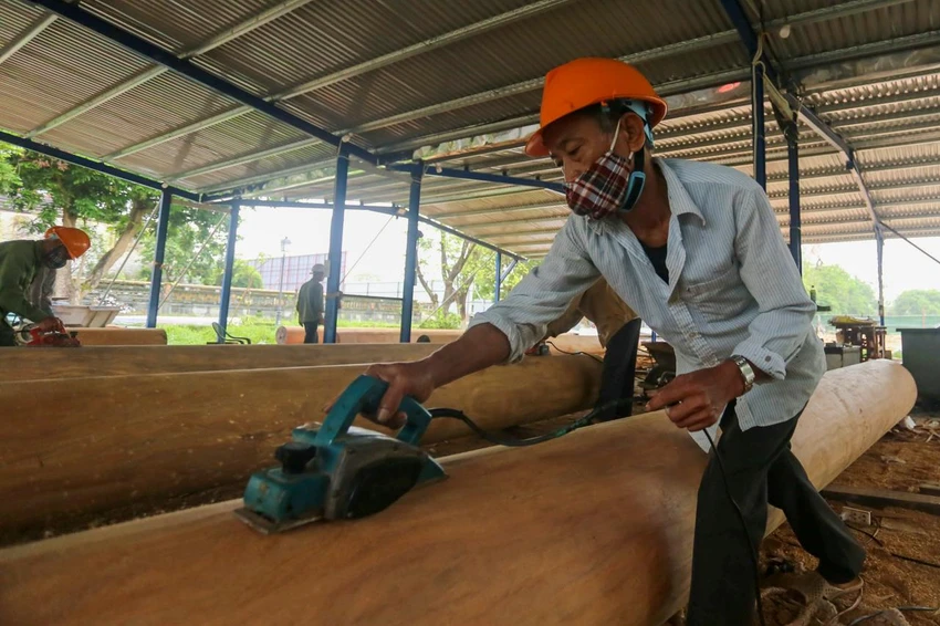 Việc trùng tu di tích đòi hỏi những người thợ có tay nghề cao. trung-tu-dien-thai-hoa-13.jpg