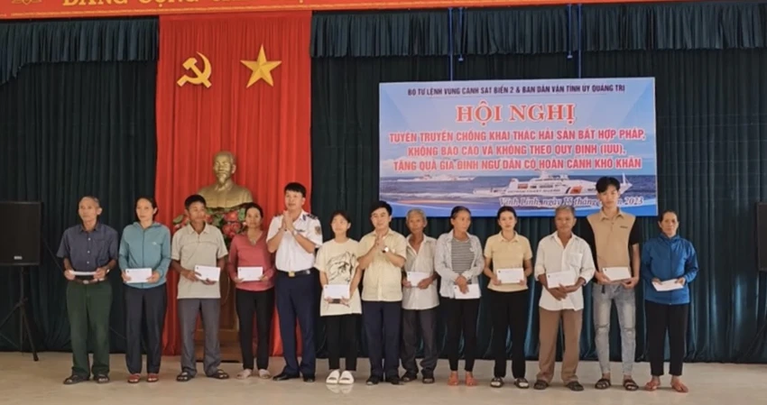 Bộ Tư lệnh cảnh sát biển 2 trao quà cho các gia đình có hoàn cảnh khó khăn.