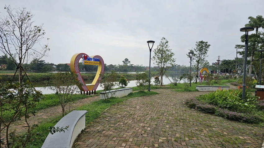 Nhiều người cho rằng đặt những hình check-in mới mẻ vào khu vực cầu ngói Thanh Toàn là chưa hợp lý. nhieu-y-kien-ve-mau-check-in-o-cau-ngoi-thanh-toan-1.jpg