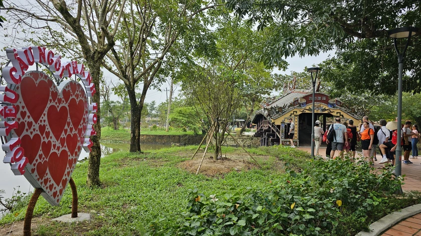 Điểm check-in sặc sỡ bên cạnh cầu ngói Thanh Toàn. Ảnh: ND Cầu ngói thanh toàn