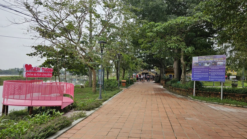 Lãnh đạo UBND xã Thủy Thanh cho rằng, việc đặt thêm các điểm check-in này nhằm tạo thêm điểm nhấn tại khu vực này. nhieu-y-kien-ve-mau-check-in-o-cau-ngoi-thanh-toan-3.jpg