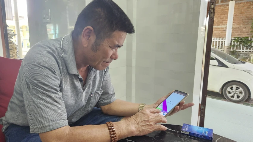 Ông Bùi Đình Chiến cho biết thiết bị giám sát hành trình tàu cá của ông có kết nối lần cuối cùng vào lúc 22 giờ 44 ngày 15-4. Ảnh: NGUYỄN DO Thiết bị giám sát hành trình bị mất kết nối