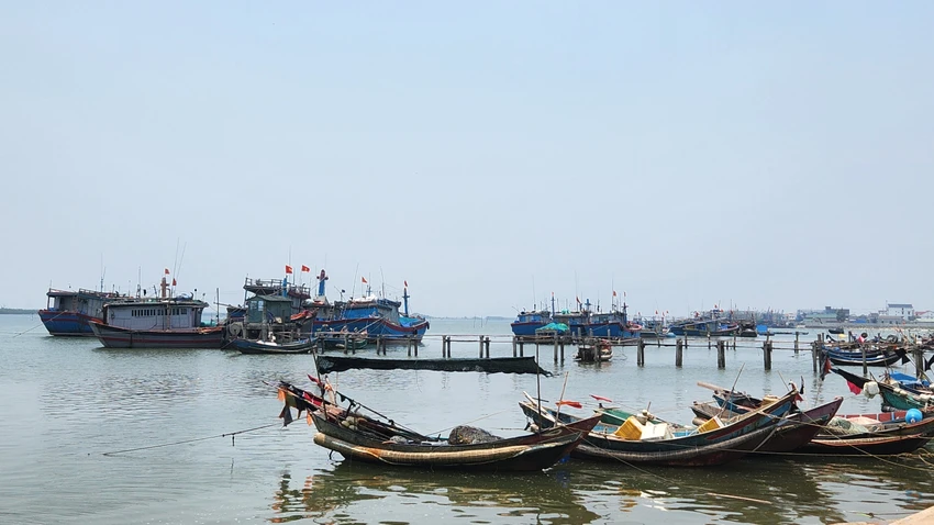 Tàu thuyền theo đậu tại khu vực cảng Cửa Việt. Ảnh: NGUYỄN DO tau-ca-khong-ra-khoi.jpg
