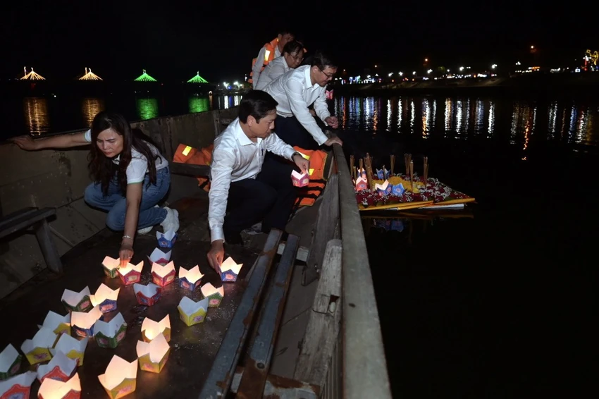 Các đại biểu tại chương trình "Đêm tri ân" với hoạt động thả hoa đăng trên sông Thạch Hãn trong đêm khai mạc giải chạy. khai-mac-giai-chay-marathon-hanh-trinh-ve-dat-lua (2).jpg
