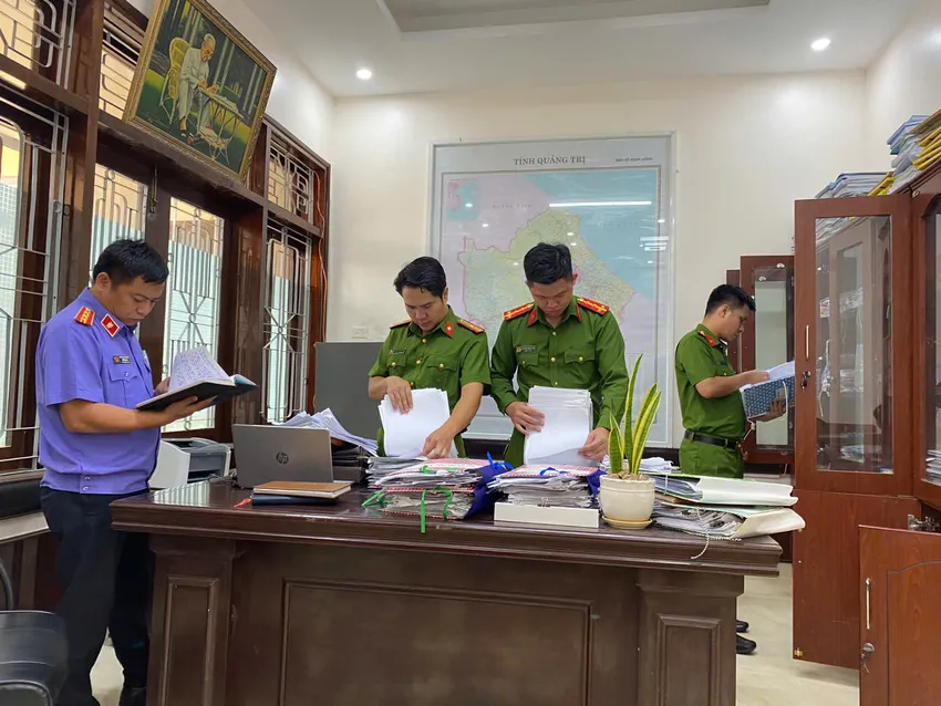 Cơ quan chức năng thực hiện khám xét nơi làm việc của ông Lê Quang Thuận - Phó Chủ tịch huyện Hướng Hóa. Ảnh: CAQT pho-chu-tich-huyen.jpg