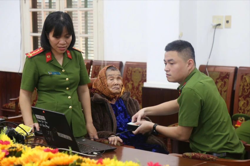Thu mẫu ADN thân nhân liệt sĩ chưa xác định danh tính ở TP Huế. Thu mẫu ADN thân nhân của liệt sĩ chưa xác định danh tính ở TP Huế