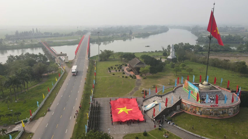 Di tích Quốc gia đặc biệt đôi bờ Hiền Lương - Bến Hải. quảng bình và quảng trị