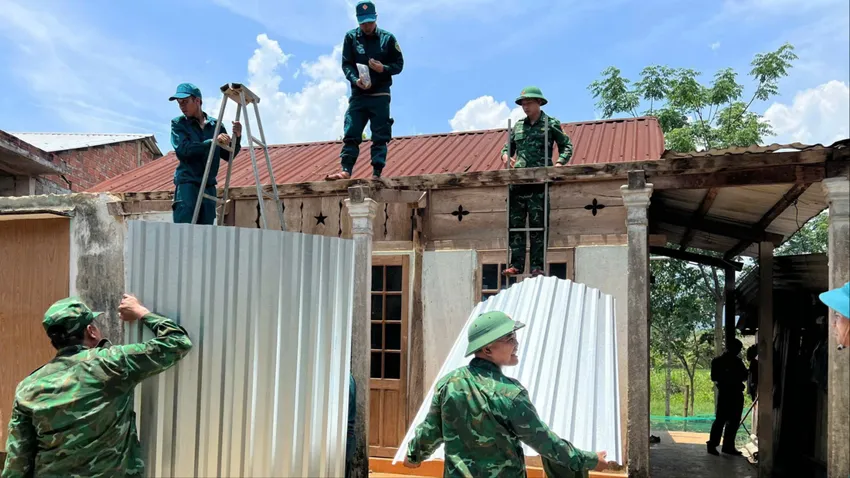 Trường học và 27 nhà dân ở TP Huế bị tốc mái do dông lốc. Bị tốc mái