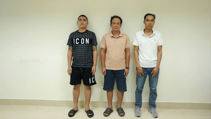 Trần Văn Đầy Lớn, Nguyễn Văn Quân và Hoàng Minh Thạnh bị tạm giữ để điều tra về hành vi cưỡng đoạt hơn 76 m3 gỗ. Ảnh: D.THÚY cưỡng đoạt hơn 76m3 gỗ