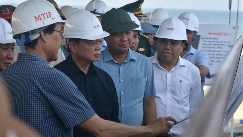 Phó Thủ tướng Trần Hồng Hà kiểm tra dự án Cảng nước sâu Mỹ Thủy. Ảnh: NGUYỄN DO NDO_2271.JPG
