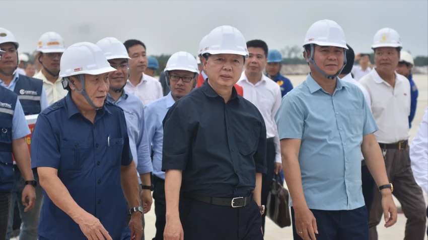 Phó Thủ tướng Trần Hồng Hà Kiểm tra dự án Cảng hàng không Quảng Trị. Ảnh: NGUYỄN DO Phó thủ tướng Trần hồng Hà