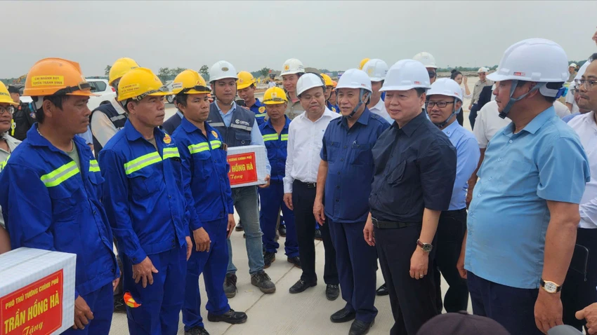 Phó Thủ tướng Trần Hồng Hà thăm hỏi, động viên công nhân đang thi công dự án Cảng hàng không Quảng Trị. Ảnh: NGUYỄN DO pho-thu-tuong-tran-hong-ha-kiem-tra-2-du-an-trong-diem-o-quang-tri.jpg
