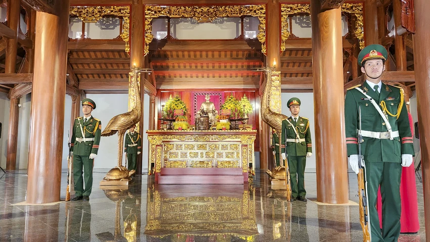 Ông Hoàng Nam cho biết thêm, năm 2002, tỉnh Quảng Trị đã khởi công xây dựng Khu lưu niệm tại làng Hậu Kiên - nơi Tổng Bí thư Lê Duẩn đã sinh ra và lớn lên, để tri ân, tưởng niệm, giáo dục truyền thống cách mạng cho thế hệ hôm nay và mai sau. Ảnh: NGUYỄN DO Tổng Bí thư Lê Duẩn