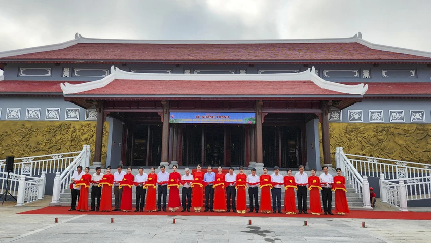 Lãnh đạo Đảng, Nhà nước, MTTQVN; lãnh đạo Ban, Bộ, Ngành Trung ương cùng lãnh đạo tỉnh Quảng Trị và đại diện gia đình Tổng Bí thư Lê Duẩn cắt băng khánh thành Khu lưu niệm. Ảnh: NGUYỄN DO tong-bi-thu-le-duan-12.jpg