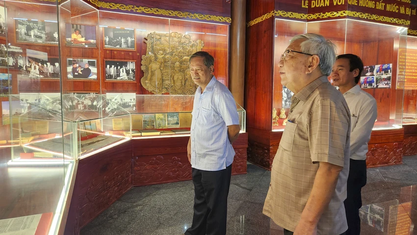 Các đại biểu, người dân tham quan không gian trưng bày. Ảnh: NGUYỄN DO tong-bi-thu-le-duan-13.jpg