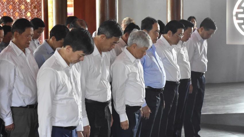 Lãnh đạo Đảng, Nhà nước, MTTQVN; lãnh đạo Ban, Bộ, Ngành Trung ương cùng lãnh đạo tỉnh Quảng Trị đặt vòng hoa, dâng hương, dành phút mặc niệm tưởng nhớ Tổng Bí thư Lê Duẩn. Ảnh: NGUYỄN DO tong-bi-thu-le-duan-16.jpg