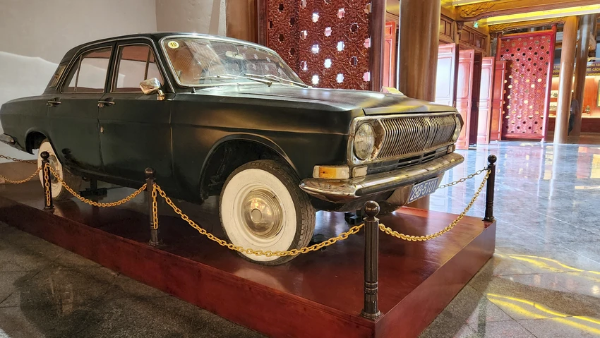 Nhiều hiện vật gắn với cuộc đời cố Tổng Bí thư Lê Duẩn được trưng bày tại khu Nhà trưng bày - tưởng niệm. Trong ảnh là chiếc xe phục vụ Tổng Bí thư Lê Duẩn. Ảnh: NGUYỄN DO tong-bi-thu-le-duan-2.jpg