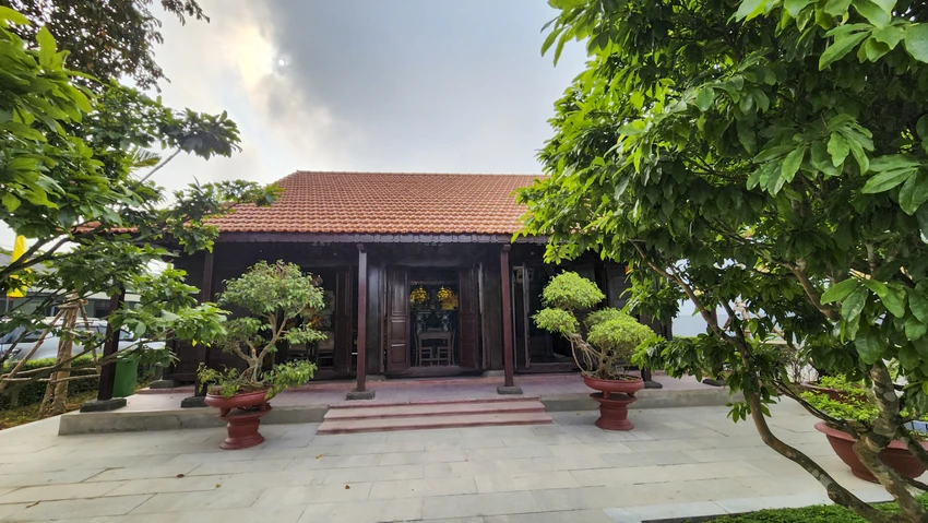 Nhà lưu niệm có diện tích 75,2m2, bằng gỗ, kết cấu dạng nhà 3 gian, 2 chái. Ảnh: NGUYỄN DO tong-bi-thu-le-duan-7.jpg