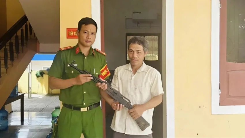 Đi làm đồng, người đàn ông ở Quảng Trị phát hiện súng AK-47. Đi làm đồng, người đàn ông ở Quảng Trị phát hiện súng AK47.