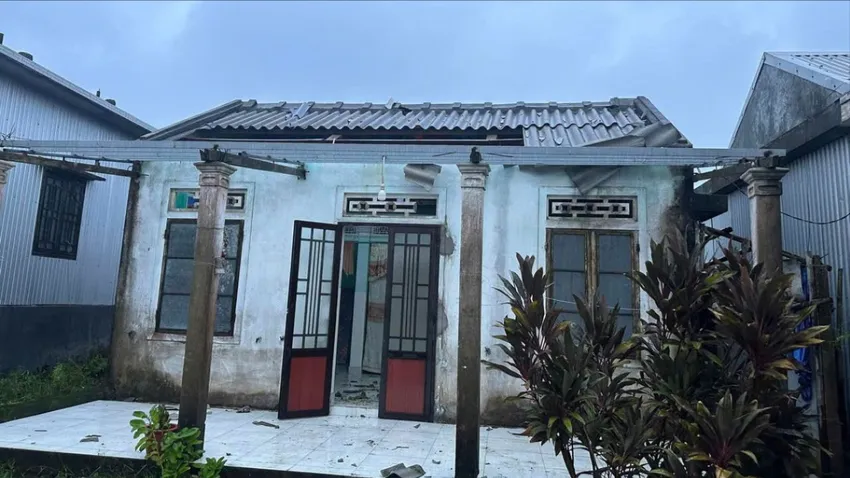 bao-so-10-loc-xoay-lam-75-nha-toc-mai-nguoi- dan-o-hue-duoc-yeu-cau-khong-ra-duong.jpg