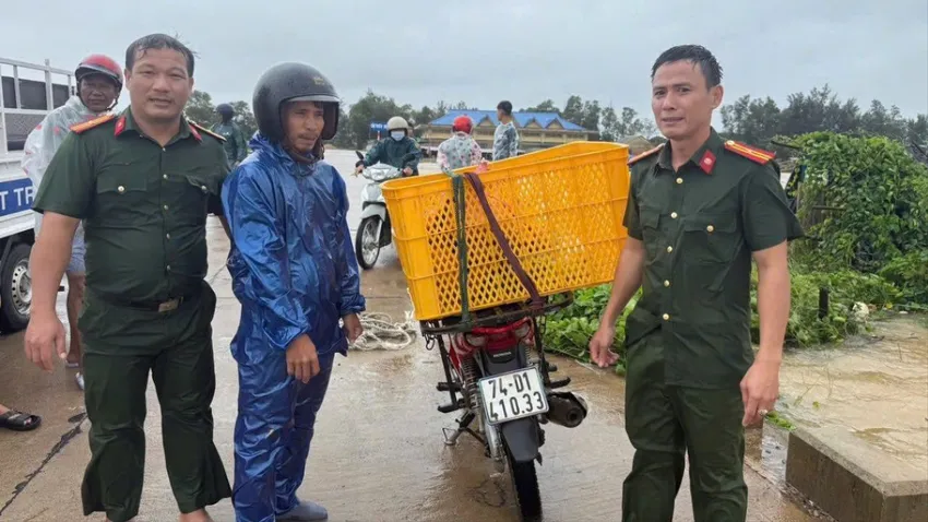 Công an xã lặn xuống dòng nước lũ tìm xe máy cho anh shipper. Dòng nước lũ