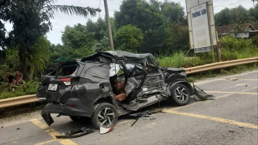 xe ô tô con hư hỏng sau va chạm với xe đầu kéo