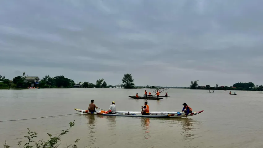 Lực lượng chức năng TP Huế đang tổ chức tìm kiếm năm người mất tích. Trong ảnh: Lực lượng chức năng tìm kiếm người mất tích tại xã Đan Điền. di-sac-pin-dien-thoai-2-cha-con-o-hue-bi-lat-ghe-mat-tich.jfif