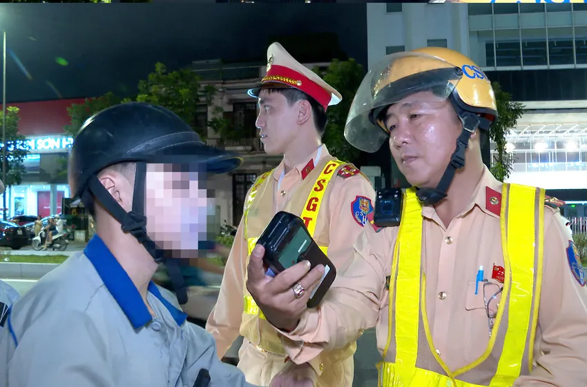 Trong ngày đầu ra quân, lực lượng CSGT xử lý hơn 100 trường hợp vi phạm nồng độ cồn. khung-gio-csgt-tp-hue-tuan-tra-xu-ly-vi-pham-nong-do-con (1).jpg