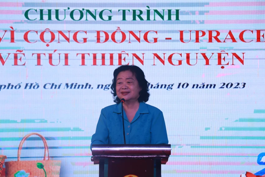 Bà Trương Mỹ Hoa, Chủ tịch Quỹ học bổng Vừ A Dính, Chủ nhiệm CLB "Vì Hoàng Sa – Trường Sa thân yêu" phát biểu truong-my-hoa.JPG
