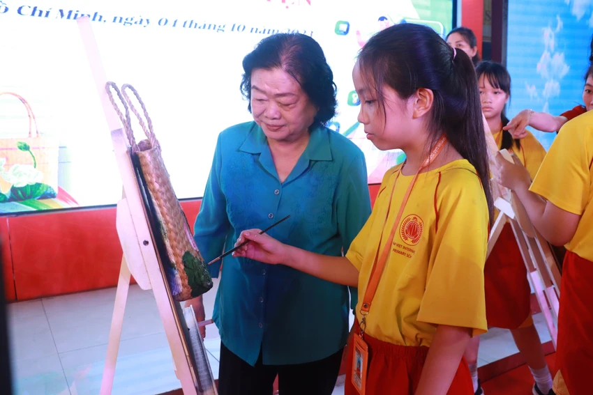 Bà Trương Mỹ Hoa theo dõi tranh của các em học sinh truong-my-hoa1.JPG