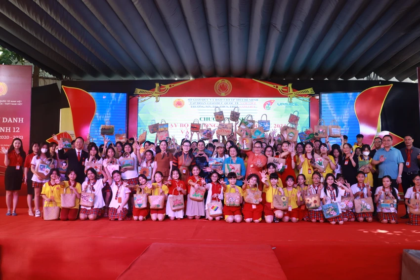 Bà Trương Mỹ Hoa cùng Hoa hậu H'Hen Niê và các học sinh trường Nam Việt chụp hình lưu niệm. vu-a-dinh (2).JPG