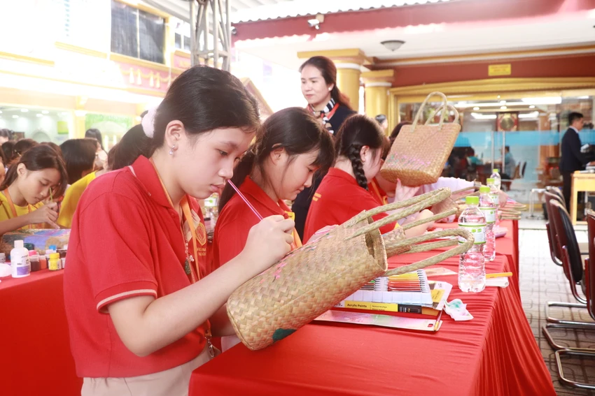 Thầy cô và các em học sinh trường Nam Việt chăm chú vẽ trên túi xách vu-a-dinh1.JPG
