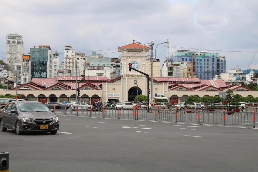 Cảnh quan trước cổng chợ Bến Thành ở hiện tại cho-ben-thanh.jpg