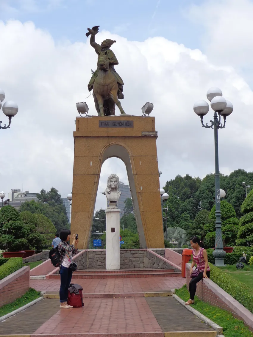 Cụm tượng Trần Nguyên Hãn gồm khối đài, bệ tượng và tượng cùng với tượng bán thân liệt nữ Quách Thị Trang trước chợ Bến Thành trước khi bị tháo dỡ, di dời hồi năm 2014 để làm tuyến metro 1. Ảnh: LƯU ĐỨC Tượng Trần Nguyên Hãn nguyên khối đài - bệ và tượng trước khi tháo dỡ, di dời năm 2014. Ảnh: LƯU ĐỨC