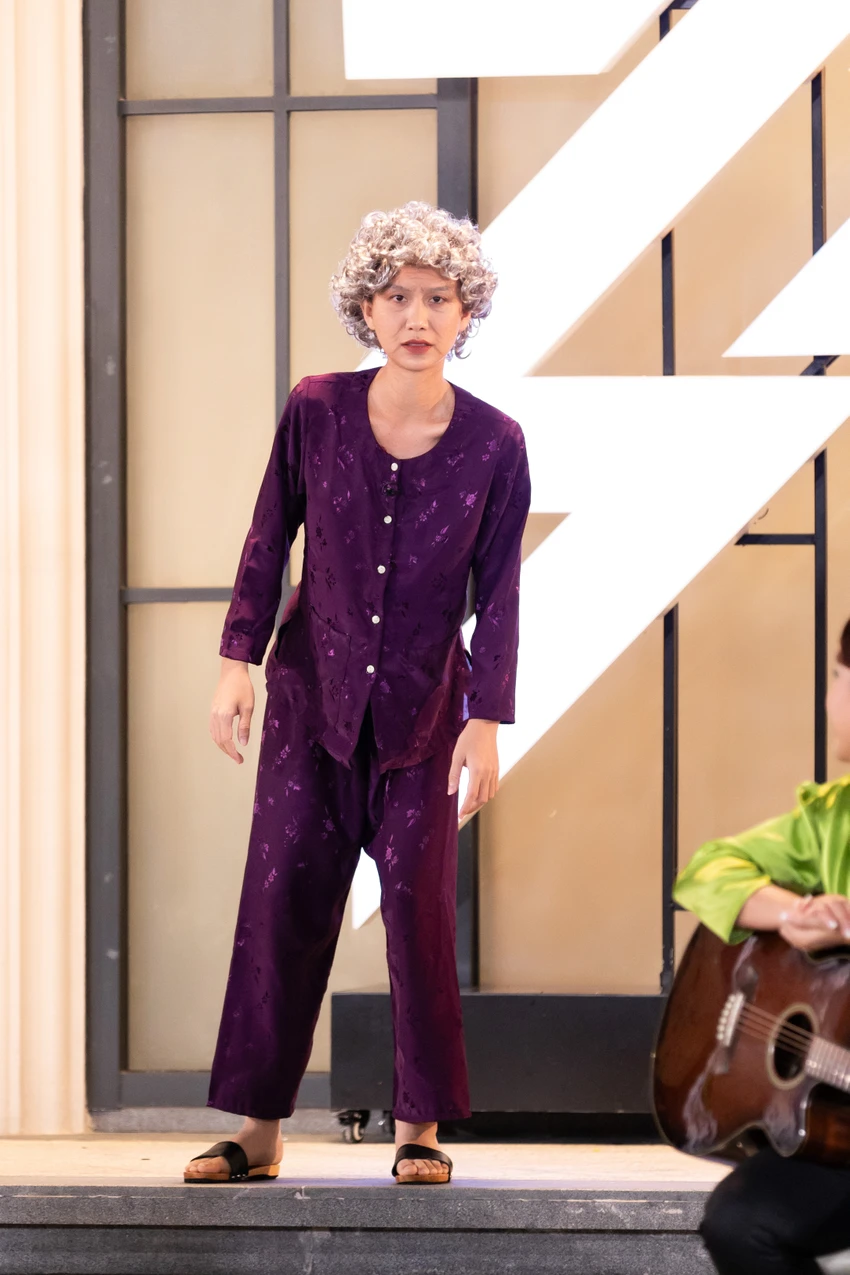 Với màn hoá thân làm bà nội và bà ngoại, Lynk Lee được 24 chị đẹp bình chọn là người hoá trang duyên dáng, ấn tượng nhất. chi-dep-dap-gio-re-song2.jpg