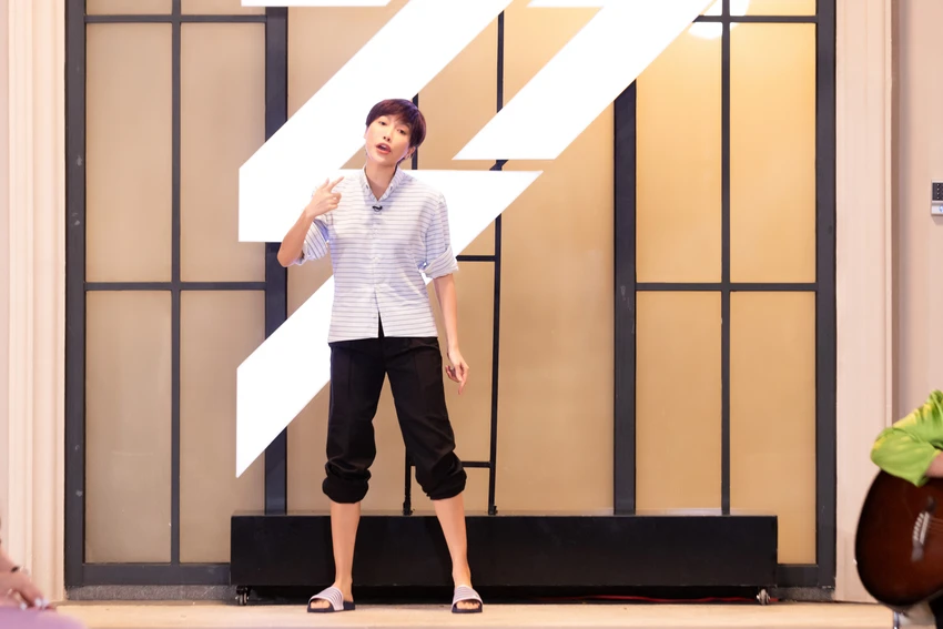 Diệu Nhi gây chú ý khi chọn hóa thân thành ông xã Anh Tú. Cô chọn nhân vật Kim Long do Anh Tú thủ vai trong phim Gia đình là số 1 để hoá trang. chi-dep-dap-gio-re-song5.jpg