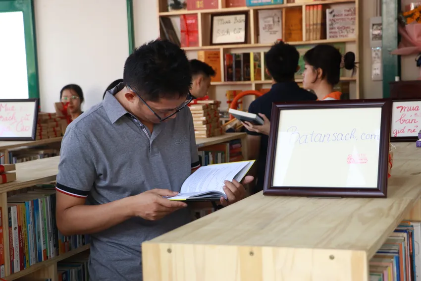 Người dân tham quan, đọc sách ngày khánh thành duong-sach-3-480.jpg