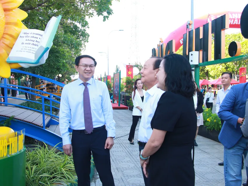 Lãnh đạo thành phố tham quan không gian trưng bày, triển lãm tại Đường sách TP Thủ Đức. Ảnh: VĂN HÀ Đường sách