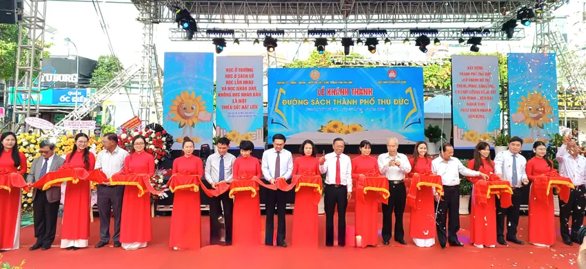 Đại biểu cắt băng khánh thành duong-sach4-7786.jpg