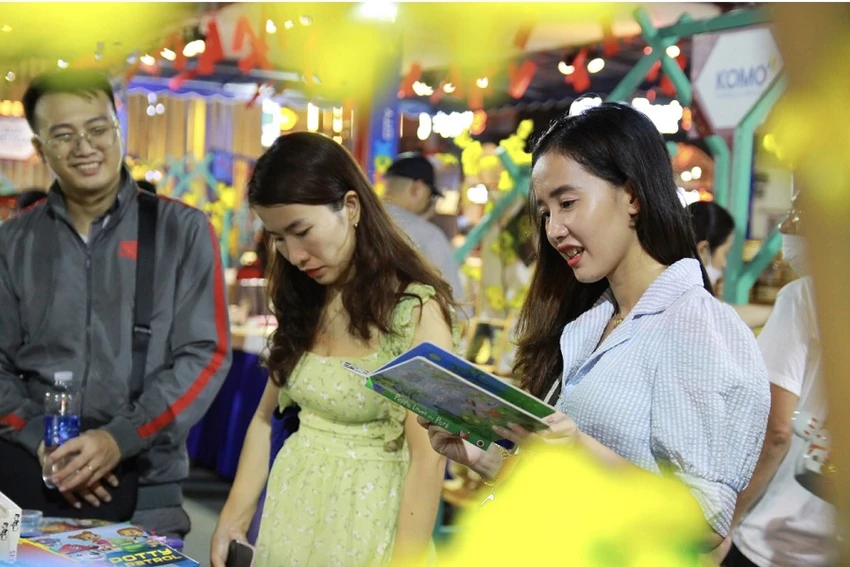 Lễ hội đường sách tết Giáp Thìn năm 2024 sẽ diễn ra với chủ đề "Xuân yêu thương - Tết sum vầy". duong-sach2.jpg