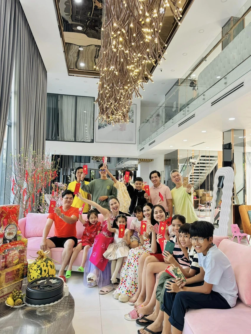 Ngọc Trinh đón Tết vui vẻ cùng gia đình ngoc-trinh.jpg