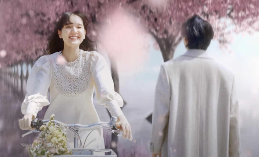Ngoài màu sắc cổ điển MV còn ngập tràn màu hồng như thể hiện tình yêu của một chàng trai si tình. Dù vậy với cách kể chuyện kết nối những chiều không gian khác nhau bằng "cánh cửa thần kỳ" khiến nhiều cảnh trong MV bị nhận xét thiếu chân thực, giả tạo. chung-ta-o-tuong-lai2.jpeg