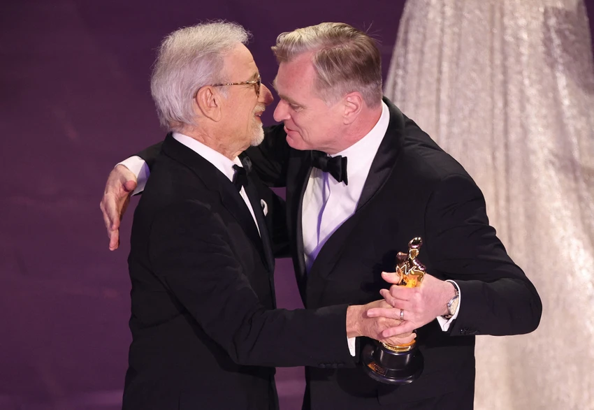 Steven Spielberg trao cho Christopher Nolan giải Oscar cho đạo diễn xuất sắc nhất. oscar-2024-3.jpg