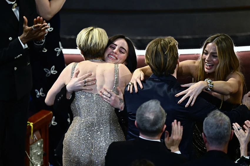 Greta Gerwig và Margot Robbie ôm Billie Eilish và Finneas O'Connell sau khi họ giành giải Bài hát gốc hay nhất cho "What Was I Made For" trong phim "Barbie". oscar-2024-5.jpg