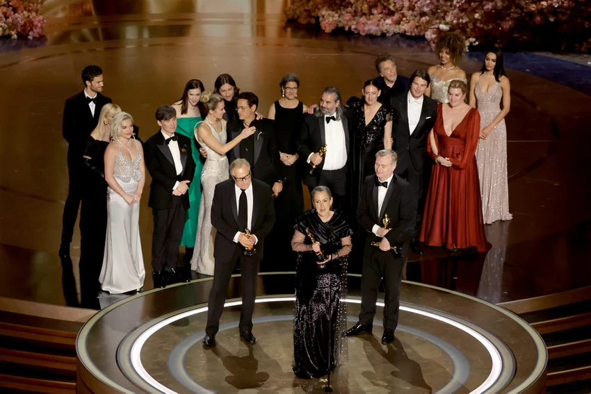 Dàn diễn viên và đoàn làm phim “Oppenheimer” nhận giải Phim hay nhất tại Oscar 2024 oscar-2024.jpg