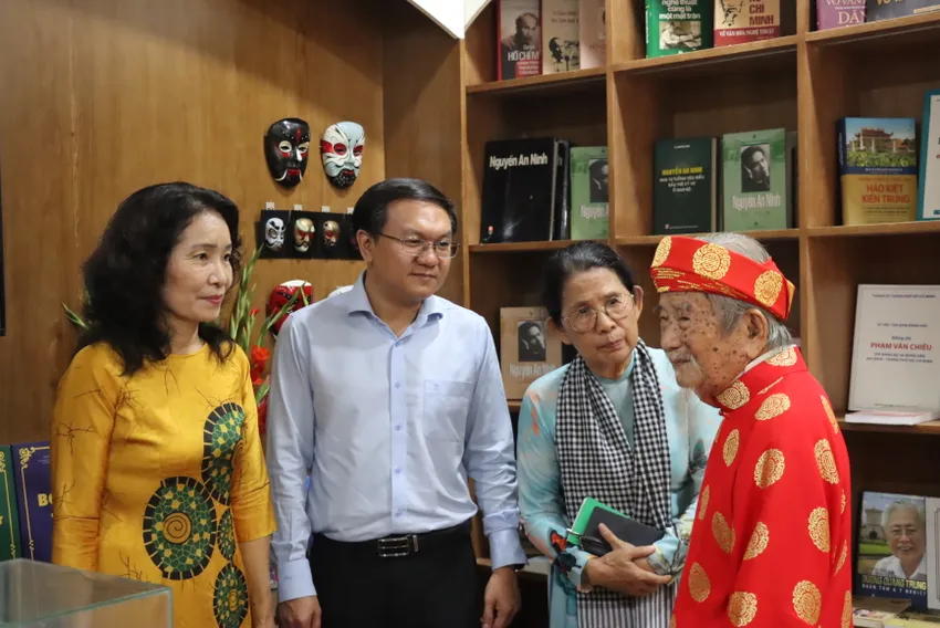 Từ phải sang: Nhà nghiên cứu Nguyễn Đình Tư; TS Quách Thu Nguyệt và ông Lâm Đình Thắng, Giám đốc Sở TT&TT TP.HCM tham quan không gian thư viện Nguyễn An Ninh tại Đường sách TP.HCM. nguyen-an-ninh2.JPG
