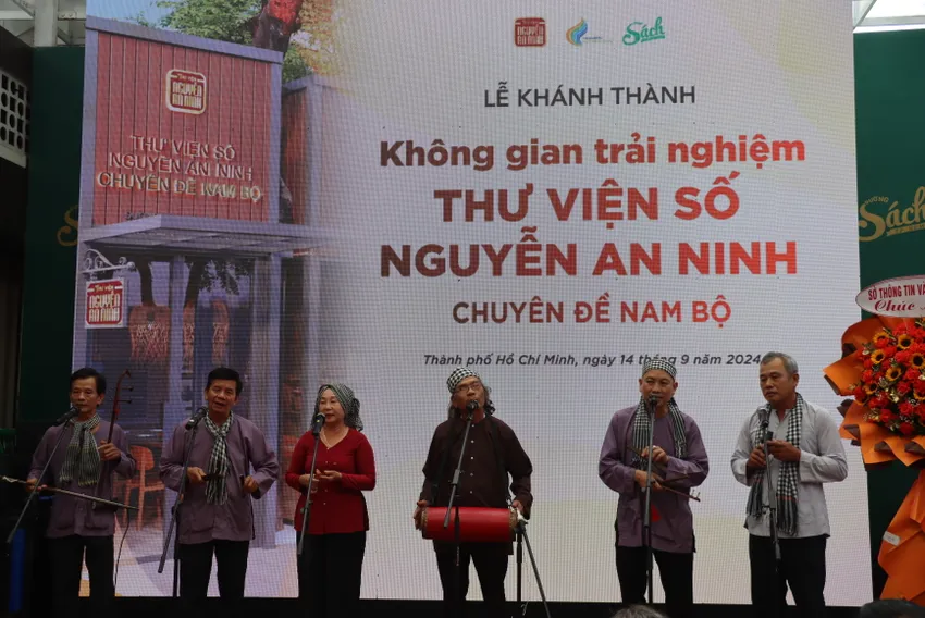 Đội nghệ nhân sắc bùa đến từ Bến Tre đã trình diễn nghệ thuật diễn xướng dân gian Nam Bộ hát sắc bùa Phú Lễ. nguyen-an-ninh5.JPG
