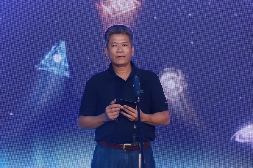 Ông Phạm Quốc Thắng, Phó Tổng Biên tập Thời báo VTV, đại diện NSX Vũ trụ đồng tiền phát biểu. vu-tru-dong-tien.JPG