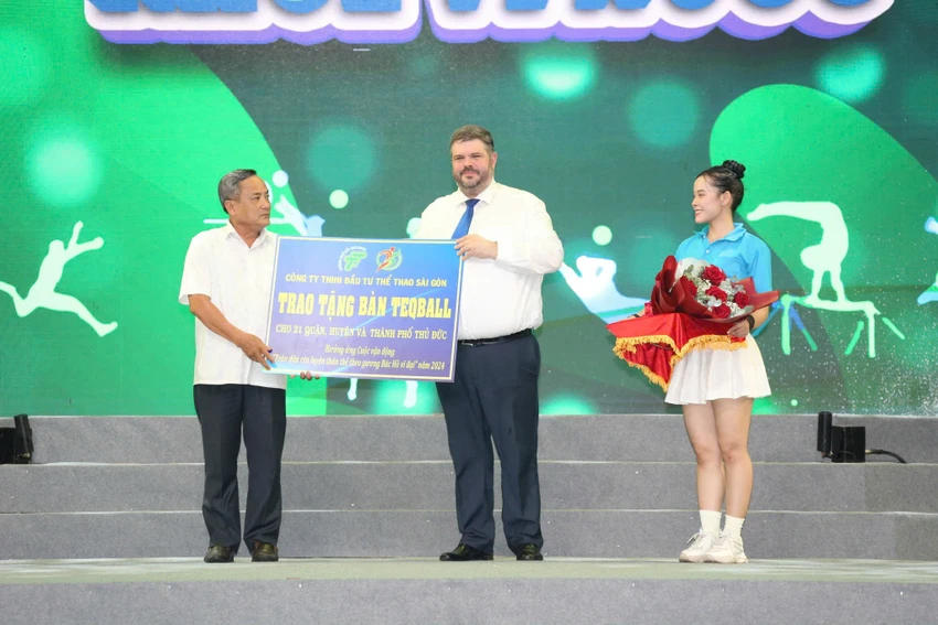 Ông Gabor Lehocz - Tổng lãnh sự Hungary tại TP.HCM trao tặng trang thiết bị tập luyện môn Teqball cho đại diện 21 quận, huyện và TP Thủ Đức hưởng ứng Cuộc vận động “Toàn dân rèn luyện thân thể theo gương Bác Hồ vĩ đại” năm 2024. khoe-de-xay-dung-va-bao-ve-to-quoc2.jpg