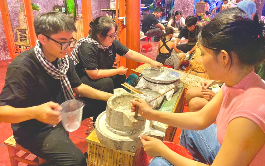 Nhiều bạn trẻ thích thú với hoạt động làm gốm. khoe-de-xay-dung-va-bao-ve-to-quoc3.jpg